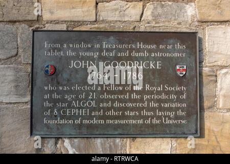 Plaque commémorative pour John Goodricke, un astronome amateur anglais. sur les murs de la maison du trésorier de la ville de York, Yorkshire, UK. Banque D'Images