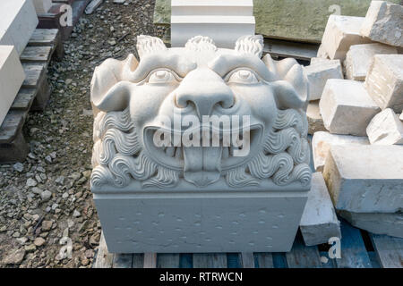 Un morceau de pierre dans les maçons Lodge, York Minster Stoneyard pendant la restauration de la cathédrale de York en 2018, la ville de York, Yorkshire, UK. Banque D'Images