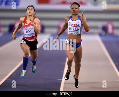 La société britannique Rachel Miller sur sa façon de gagner sa chaleur dans le Women's 60m avec la Turquie Ay Mizgin gauche pendant deux jours de l'Indoor d'athlétisme à l'Emirates Arena, Glasgow. Banque D'Images