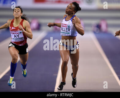 La société britannique Rachel Miller sur sa façon de gagner sa chaleur dans le Women's 60m avec la Turquie Ay Mizgin gauche pendant deux jours de l'Indoor d'athlétisme à l'Emirates Arena, Glasgow. Banque D'Images