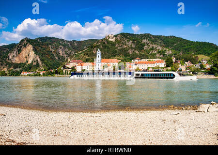 DÜRNSTEIN, AUTRICHE -09/10/2018 : La ville médiévale de Durnstein le long du Danube dans la pittoresque vallée de la Wachau, un site classé au patrimoine mondial, Banque D'Images