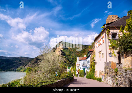 Beau paysage avec la ville historique de Dürnstein et Danube dans la vallée de la Wachau, Basse Autriche Banque D'Images