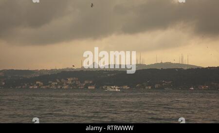 Vue panoramique de la mer à banque avec sityscape avec Mosque Istanbul Turquie sur un coucher de soleil, à l'été. Vidéo 4K UHD, 3840, 2160p. Banque D'Images