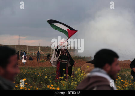 Gaza, Israël. 06Th Mar, 2019. Des manifestants palestiniens se rassemblent lors d'affrontements avec les forces israéliennes pour protester contre des tentes où les Palestiniens exigent le droit de revenir dans leur patrie sur la frontière Israel-Gaza dans le camp de réfugiés de Khan Younis à Gaza, le 1 mars 2019. Credit : Yousef Masoud/Pacific Press/Alamy Live News Banque D'Images