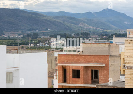 En construction bâtiment résidentiel dans petite ville en Espagne, les canaux. Banque D'Images