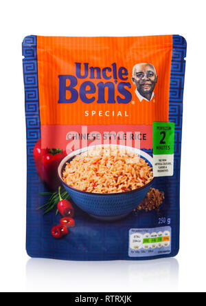 Londres, UK - Mars 01, 2019 : four micro-ondes Uncle Ben's Riz Style Chinois spécial paquet sur blanc. Banque D'Images