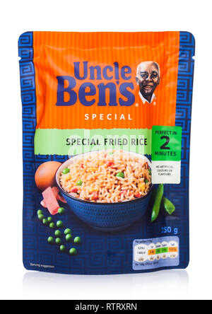 Londres, UK - Mars 01, 2019 : four micro-ondes Uncle Ben's Riz frit spécial paquet sur blanc. Banque D'Images