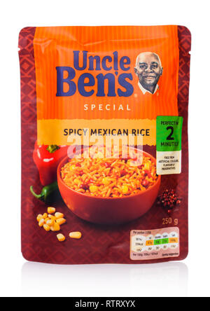 Londres, UK - Mars 01, 2019 : Spécial micro-ondes Uncle Ben's Riz mexicain épicé paquet sur blanc. Banque D'Images