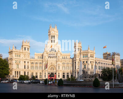 'Fontaine Fuente de la Diosa Cibeles' et Cibeles Palace (anciennement le palais de Communication) avec les réfugiés 'Bienvenue' drapeau sur la façade à la Plaz Banque D'Images