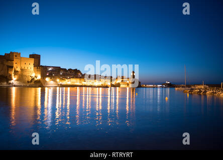 Belle petite baie avec l'ancienne église Notre Dame des Anges à la fin de soirée à Collioure. Banque D'Images