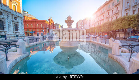 Vue de Fontaine Fontana Corso Cavour et le théâtre Teatro Petruzzelli . La capitale des Pouilles, une grande ville sur la mer Adriatique. Bari, Pouilles, Italie Banque D'Images