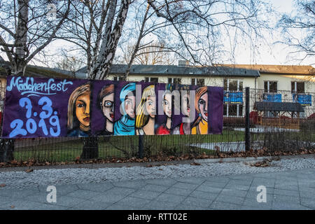 Berlin Wilmersdorf.Affiche publicitaire de festival pour les filles à Anne Frank Youth Centre. Centre de loisirs, lieu de rencontre et lieu de l'éducation politique Banque D'Images