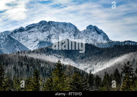 L'hiver dans les montagnes. La photo a été prise à Zakopane (Pologne) en février 2019. Mont Giewont. Banque D'Images