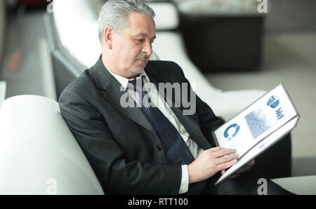 Gestionnaire de projet étudie les données financières.concept d'entreprise Banque D'Images