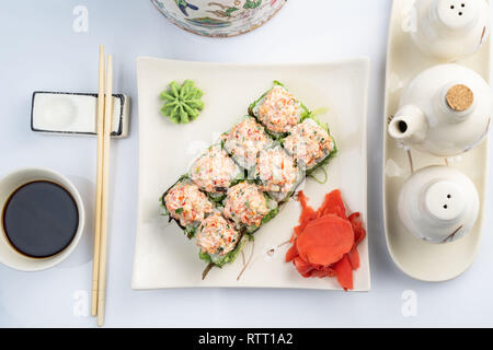 Sushi platter isolé sur fond blanc. Restaurant japonais - livraison maki california rolls gros party set top view Banque D'Images