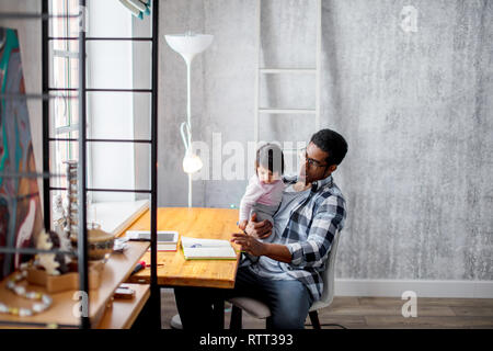 L'homme drôle chantant une chanson à sa petite fille, la photo en gros, heureux de la paternité Banque D'Images