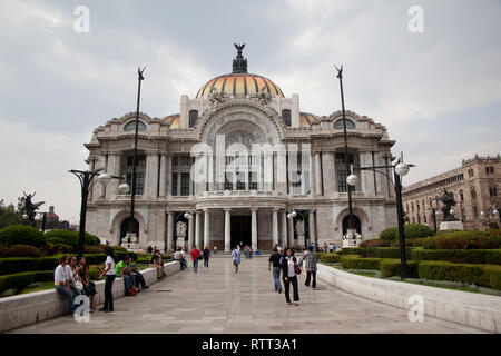 La vue externe du Palacio de Bellas Artes (Palais des Beaux-Arts) est un important centre culturel de la ville de Mexico Banque D'Images