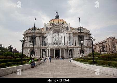 La vue externe du Palacio de Bellas Artes (Palais des Beaux-Arts) est un important centre culturel de la ville de Mexico Banque D'Images