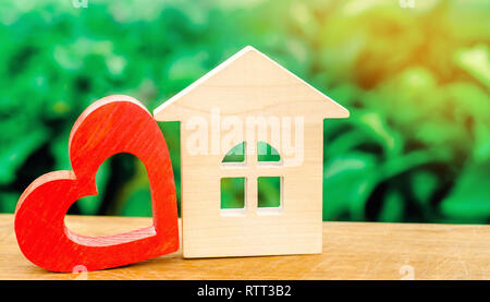 Maison en bois et du coeur. Concept de sweet home. Assurance de biens. Le confort de la famille. Logement à prix abordable pour les jeunes familles. Pour les amoureux de l'hôtel sur Vale Banque D'Images