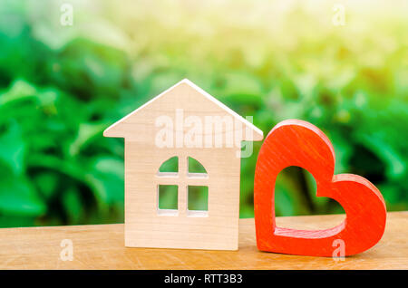 Maison en bois et du coeur. Concept de sweet home. Assurance de biens. Le confort de la famille. Logement à prix abordable pour les jeunes familles. Pour les amoureux de l'hôtel sur Vale Banque D'Images