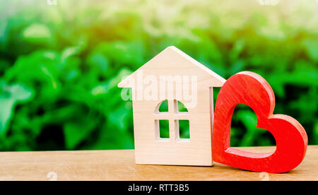 Maison en bois et du coeur. Concept de sweet home. Assurance de biens. Le confort de la famille. Logement à prix abordable pour les jeunes familles. Pour les amoureux de l'hôtel sur Vale Banque D'Images
