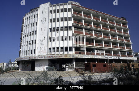 17 octobre 1993 United Nations Building près de la "ligne verte" à Mogadiscio, en Somalie. 'United States Marine Corps Semper Fidelis" écrit en grosses lettres au-dessus de l'entrée. Banque D'Images