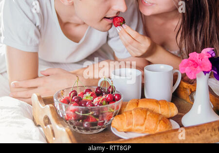 Couple in love having breakfast in bed Banque D'Images