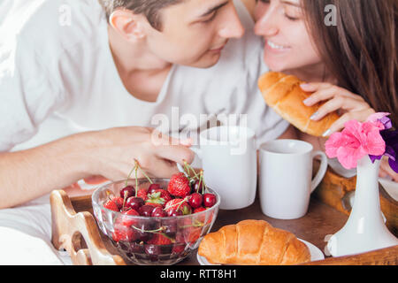 Couple in love having breakfast in bed Banque D'Images