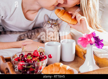 Couple in love having breakfast in bed Banque D'Images