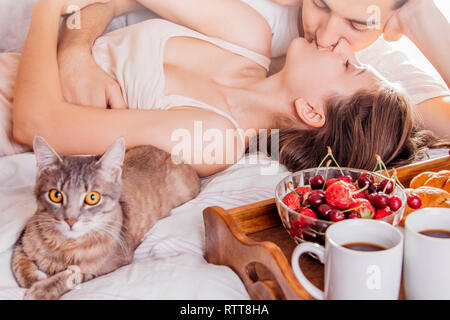 Couple in love having breakfast in bed Banque D'Images