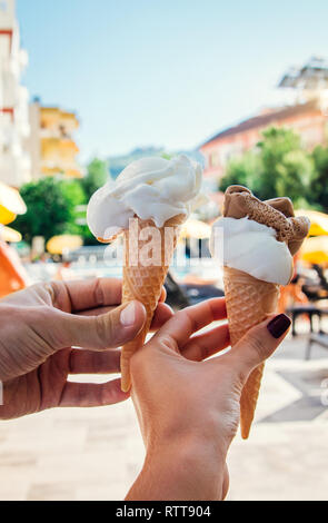 Couple détient glace vanille à l'extérieur de l'hôtel Banque D'Images