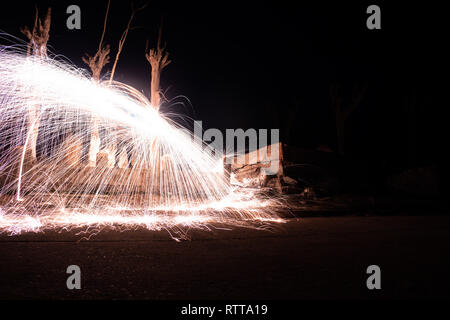 Effet des étincelles d'acier incandescent. Une longue exposition photo. technique de peinture lumière mur de feu dans la ville abandonnée de Epecuen. Banque D'Images