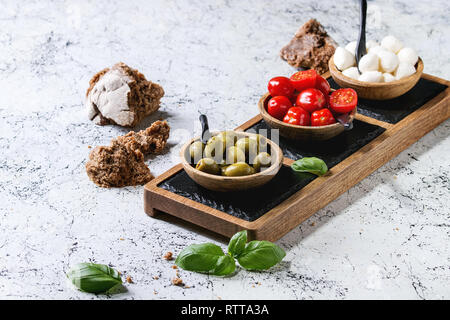 Antipasto olives tomates mozzarella Banque D'Images