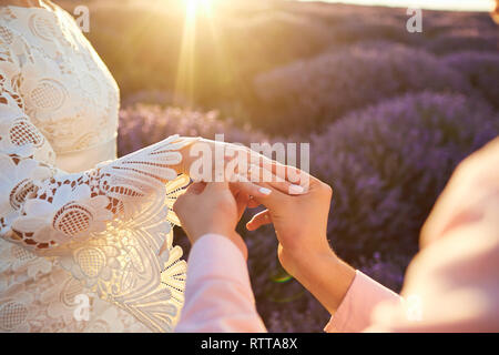 Proposition de mariage dans un champ de lavande. Banque D'Images