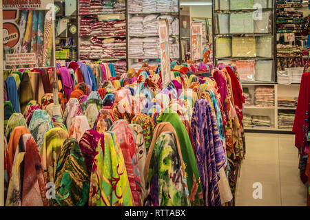 Sari traditionnel coloré tissu en boutique dans Little India, Kuala Lumpur, en Malaisie Banque D'Images