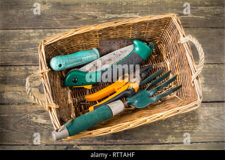 Un panier de bien utilisé d'habitude des outils à main de jardinage Banque D'Images
