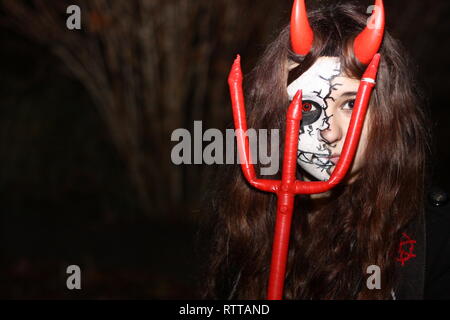 Portrait d'un jeune couple dans Halloween costumes Banque D'Images