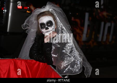Portrait d'un jeune couple dans Halloween costumes Banque D'Images