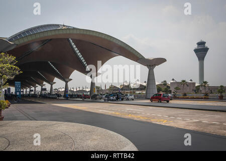 Auvent moderne KLIa de Kuala Lumpur International Airport Terminal Malaisie Banque D'Images