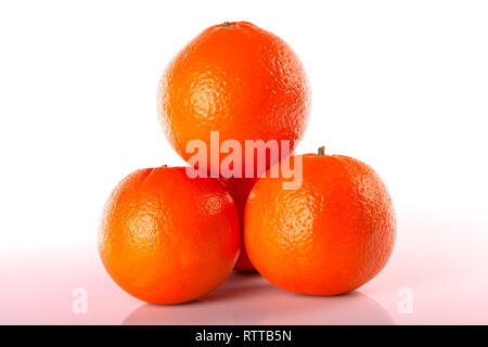 Quatre oranges empilées isolé sur blanc. Banque D'Images