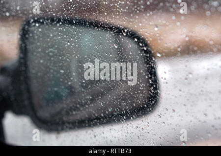 Goutte d'eau sur une vitre de voiture, la pluie tombe sur le verre Banque D'Images