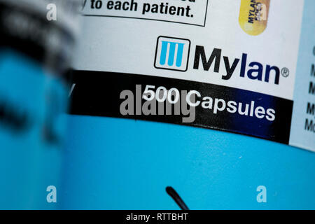 Un logo Mylan est vu sur l'emballage de produits pharmaceutiques sur ordonnance photographié dans une pharmacie. Banque D'Images