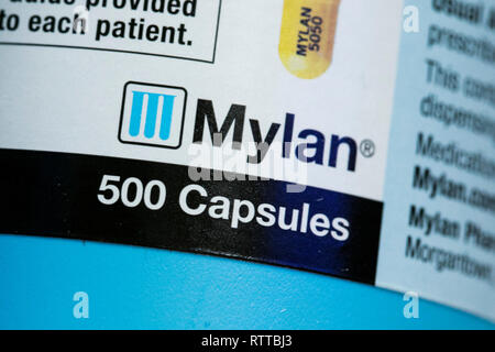 Un logo Mylan est vu sur l'emballage de produits pharmaceutiques sur ordonnance photographié dans une pharmacie. Banque D'Images