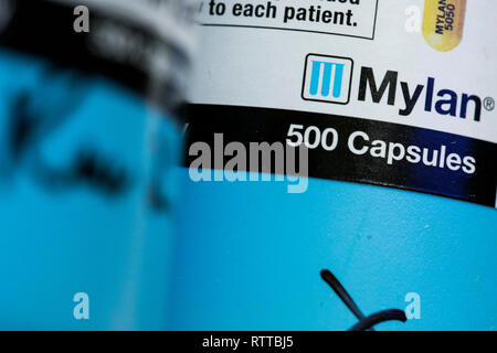 Un logo Mylan est vu sur l'emballage de produits pharmaceutiques sur ordonnance photographié dans une pharmacie. Banque D'Images