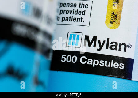 Un logo Mylan est vu sur l'emballage de produits pharmaceutiques sur ordonnance photographié dans une pharmacie. Banque D'Images