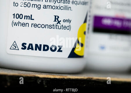 Un logo Sandoz est vu sur l'emballage de produits pharmaceutiques sur ordonnance photographié dans une pharmacie. Banque D'Images