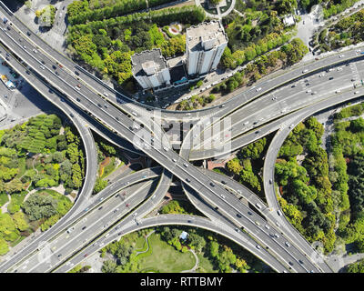 Les niveaux élevés 5 Carrefour à Shanghai Centre. Vue aérienne de drone Banque D'Images