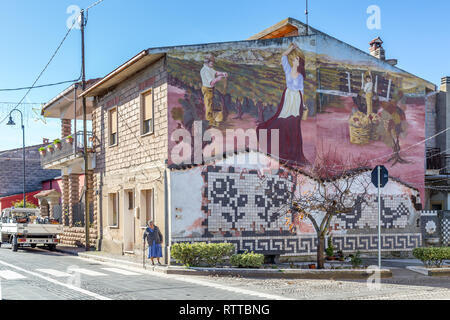 Sardaigne Italie le 27 décembre 2019 : peintures murales peintes sur des maisons dans les rues de Tinnura illustrant des moments de la vie rurale et villageoise Banque D'Images