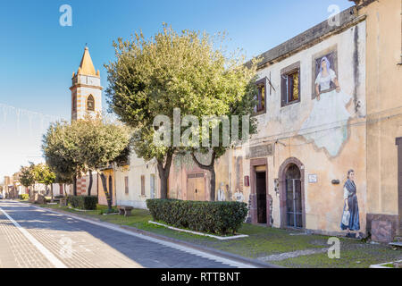 Sardaigne Italie le 27 décembre 2019 : peintures murales peintes sur des maisons dans les rues de Tinnura illustrant des moments de la vie rurale et villageoise Banque D'Images
