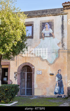 Sardaigne Italie le 27 décembre 2019 : peintures murales peintes sur des maisons dans les rues de Tinnura illustrant des moments de la vie rurale et villageoise Banque D'Images